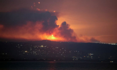 Vue de Tyr, au sud du Liban, montrant de la fumée et des incendies du côté libanais de la frontière avec Israël
