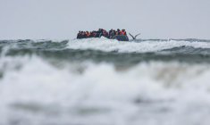 Des migrants au large de Neufchatel-Hardelot (nord de la France) tentent de traverser la Manche le 13 août 2025 ( AFP / Sameer Al-DOUMY )