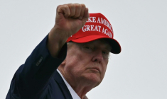 Le président américain Donald Trump se dirige vers l'avion présidentiel Air Force One à l'aéroport de Morristown, dans le New Jersey, le 16 août 2026 ( AFP / Kent NISHIMURA )