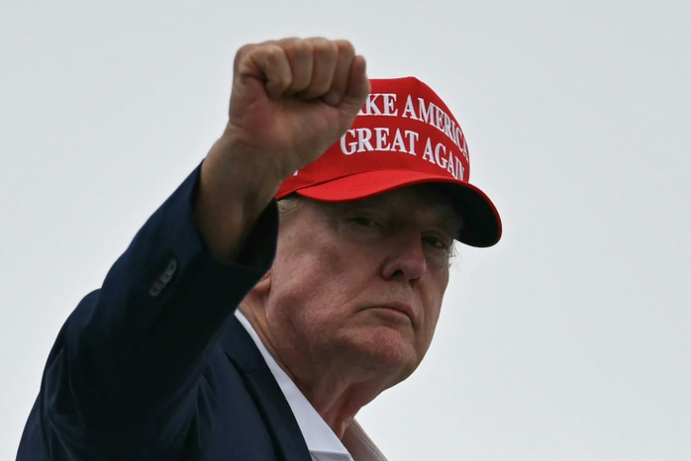 Le président américain Donald Trump se dirige vers l'avion présidentiel Air Force One à l'aéroport de Morristown, dans le New Jersey, le 16 août 2026 ( AFP / Kent NISHIMURA )