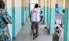 Un membre du personnel de santé de Médecins sans Frontières (MSF) à l'hôpital de Tiné, au Tchad, le 18 juin 2026 ( AFP / Joris Bolomey )