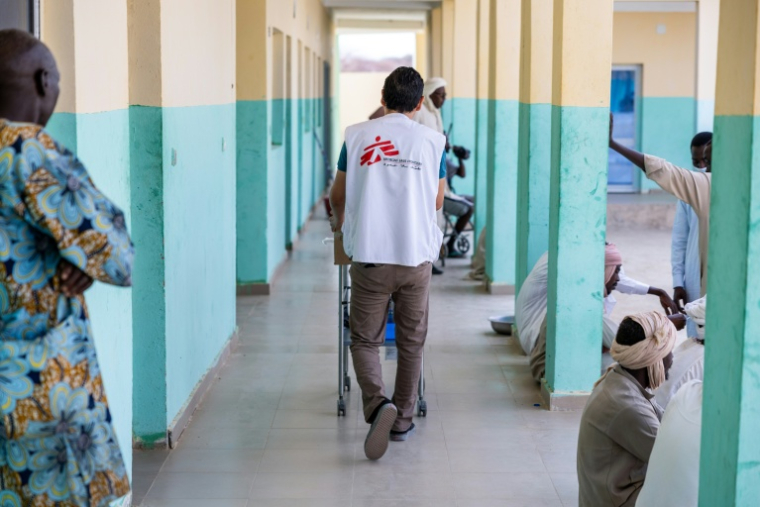 Un membre du personnel de santé de Médecins sans Frontières (MSF) à l'hôpital de Tiné, au Tchad, le 18 juin 2026 ( AFP / Joris Bolomey )
