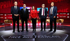 (De g à d) Les candidats à la primaire du PS et de Place publique — Raphaël Glucksmann, Emmanuel Maurel, Ségolène Royal, Olivier Faure et Jérôme Guedj posent avant un débat organisé par LCI à Boulogne-Billancourt, le 23 septembre 2026 ( POOL / JULIEN DE ROSA )