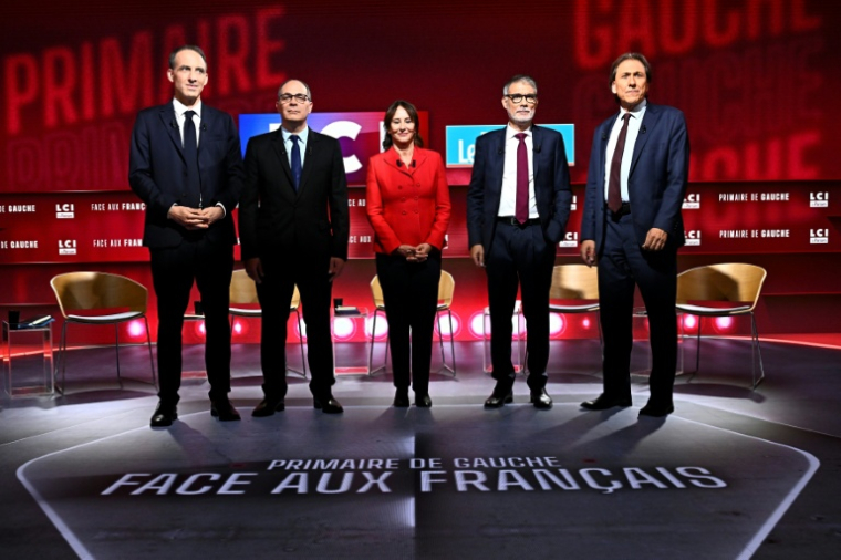 (De g à d) Les candidats à la primaire du PS et de Place publique — Raphaël Glucksmann, Emmanuel Maurel, Ségolène Royal, Olivier Faure et Jérôme Guedj posent avant un débat organisé par LCI à Boulogne-Billancourt, le 23 septembre 2026 ( POOL / JULIEN DE ROSA )