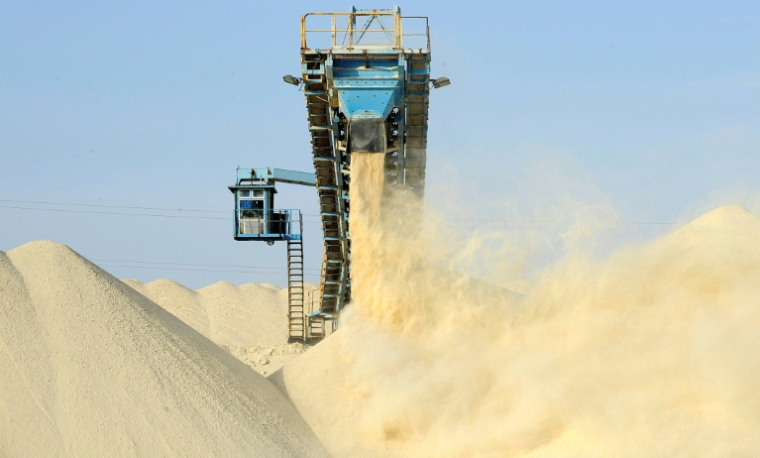 Du phosphate non traité déversé à l'extrémité d'un tapis roulant à l'usine Marca de l'OCP, près de Laâyoune, au Maroc, le 13 mai 2013 ( AFP / Fadel SENNA )