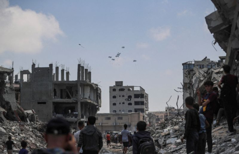 Des colis d'aide sont largués au-dessus de Gaza