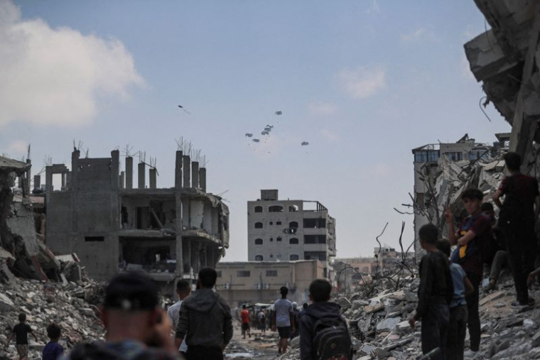 Des colis d'aide sont largués au-dessus de Gaza