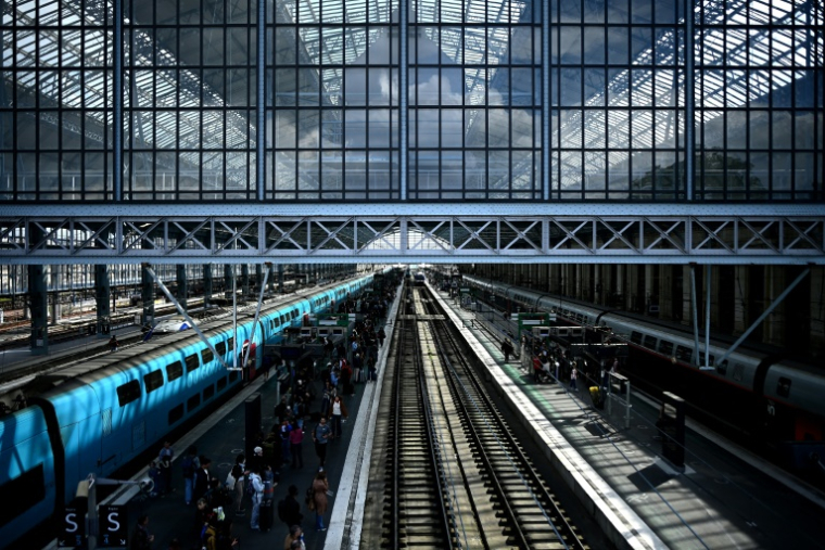 Des voyageurs attendent des trains sur les quais de la gare Saint-Jean à Bordeaux, le 6 mai 2025 ( AFP / Christophe ARCHAMBAULT )