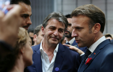 Le chef étoilé Yannick Alléno (au centre) avec le président Emmanuel Macron lors de la première journée du salon VivaTech, le 11 juin 2025 à Paris ( POOL / Sarah Meyssonnier )