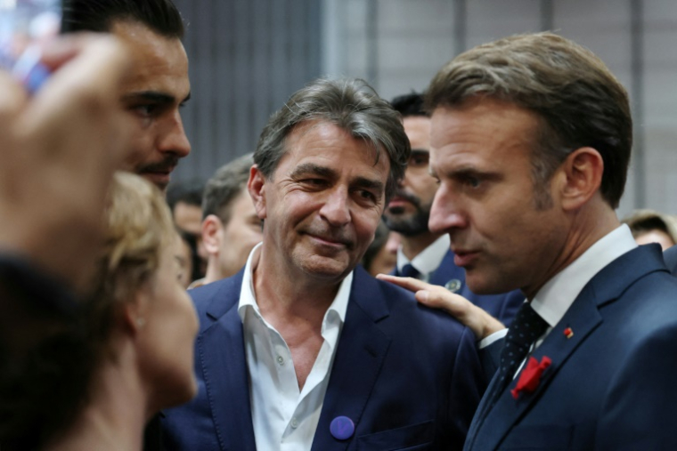 Le chef étoilé Yannick Alléno (au centre) avec le président Emmanuel Macron lors de la première journée du salon VivaTech, le 11 juin 2025 à Paris ( POOL / Sarah Meyssonnier )