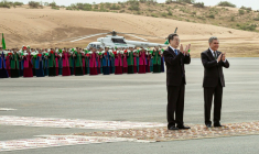 Le dirigeant turkmène Gourbangouly Berdymoukhamedov (d) et le vice-premier ministre chinois Ding Xuexiang lors d'une cérémonie marquant le lancement de la quatrième phase de développement du champ gazier de Galkynysh, dans le désert du Karakoum, à l'est d'Achgabat, le 17 avril 2026 au Turkménistan ( AFP / STRINGER )