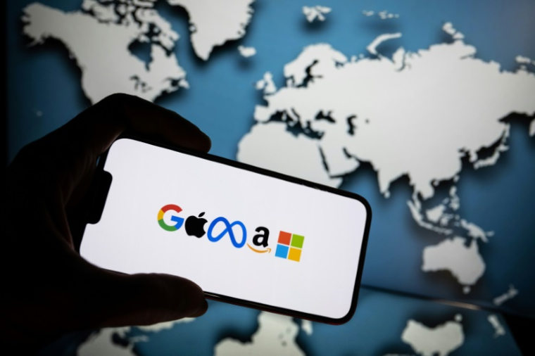 L'économie du secteur est "mise à mal" par les GAFAM (Google, Apple, Facebook, Amazon et Microsoft), dont les plateformes, "largement non régulées, captent une part croissante des revenus publicitaires" et participent à "la prolifération de contenus manipulés ou trompeurs" ( AFP / SEBASTIEN BOZON )