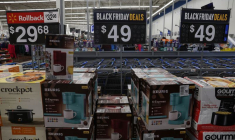 Des offres du Black Friday sont annoncées à l'intérieur d'un magasin Walmart à Westbury, New York