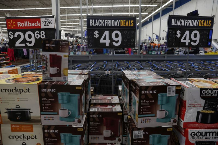 Des offres du Black Friday sont annoncées à l'intérieur d'un magasin Walmart à Westbury, New York