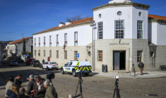 Des journalistes devant le tribunal de Vila Nova de Foz Coa, dans le département de Guarda, dans le nord-est du Portugal, le 26 mars 2026, où doit comparaître un Français soupçonné de double homicide et d'enlèvement ( AFP / PATRICIA DE MELO MOREIRA )