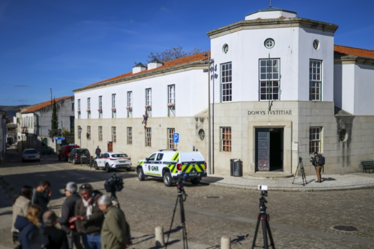Des journalistes devant le tribunal de Vila Nova de Foz Coa, dans le département de Guarda, dans le nord-est du Portugal, le 26 mars 2026, où doit comparaître un Français soupçonné de double homicide et d'enlèvement ( AFP / PATRICIA DE MELO MOREIRA )