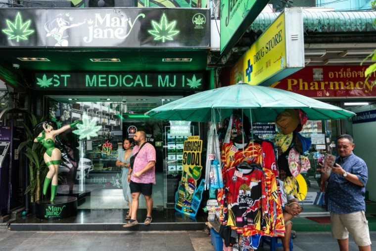 Des personnes devant un dispensaire de cannabis "Mary Jane", à Bangkok, en Thaïlande, le 23 mai 2025 ( AFP / Chanakarn Laosarakham )