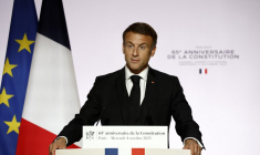 Mercredi, à l'occasion du 65e anniversaire de la Constitution de la Ve République, Emmanuel Macron a déclaré vouloir mener "à son terme" l'élargissement du champ du référendum à des sujets comme l'immigration, sans pour autant chambouler l'esprit du texte.  ( POOL / YOAN VALAT )