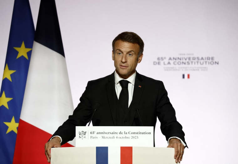 Mercredi, à l'occasion du 65e anniversaire de la Constitution de la Ve République, Emmanuel Macron a déclaré vouloir mener "à son terme" l'élargissement du champ du référendum à des sujets comme l'immigration, sans pour autant chambouler l'esprit du texte.  ( POOL / YOAN VALAT )