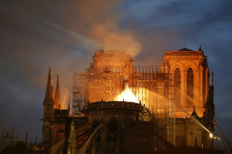 Les sapeurs-pompiers attaquent le feu de la toiture de la cathédrale Notre-Dame de Paris, le 15 avril 2019 ( AFP / FRANCOIS GUILLOT )