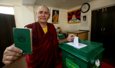 Un moine bouddhiste vote lors d'un scrutin de la diaspora tibétaine pour élire le gouvernement en exil le 26 avril 2026 à Dharamsala, dans le nord de l'Inde ( AFP / Sanjay BAID )