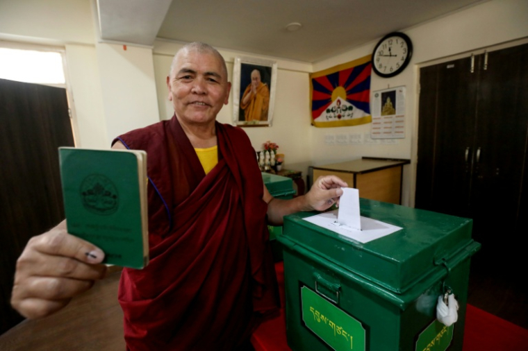 Un moine bouddhiste vote lors d'un scrutin de la diaspora tibétaine pour élire le gouvernement en exil le 26 avril 2026 à Dharamsala, dans le nord de l'Inde ( AFP / Sanjay BAID )
