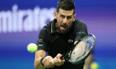 Le Serbe Novak Djokovic face à l'Américain Learner Tien au premier tour de l'US Open, le 24 août 2025 à New York ( AFP / CHARLY TRIBALLEAU )