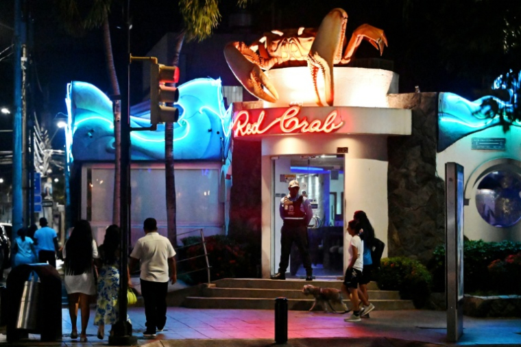 Un agent de sécurité à l'entrée d'un restaurant à Guayaquil, en Équateur, le 9 août 2025 ( AFP / MARCOS PIN )