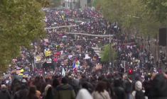 Manifestation à Paris: le cortège défile dans le calme et arrive porte de Vincennes