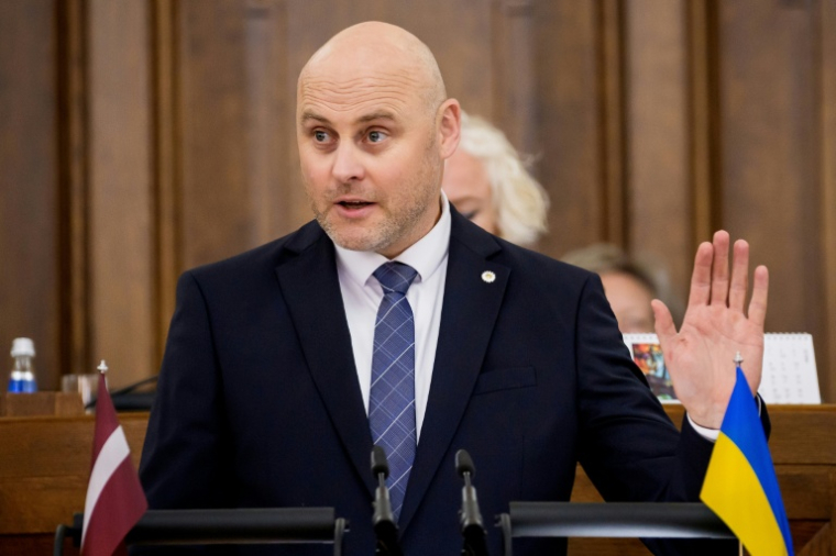 Andris Kulbergs, candidat au poste de Premier ministre, prend la parole lors d'une séance parlementaire avant le vote d'approbation du nouveau gouvernement à la Saeima (Parlement letton) le 28 mai 2026 à Riga, en Lettonie ( AFP / Gints Ivuskans )