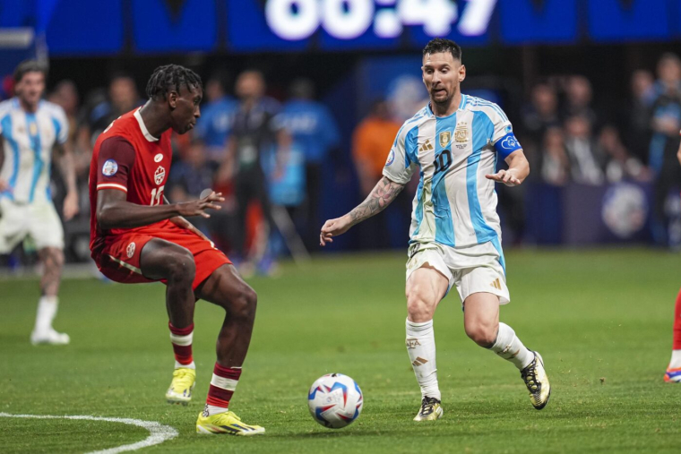 Un international canadien victime d'insultes racistes après un tacle sur Lionel Messi