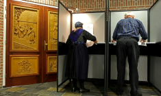 Des électeurs dans un bureau de vote à Staphorst le 9 juillet 2010, aux Pays-Bas ( AFP / ANOEK DE GROOT )