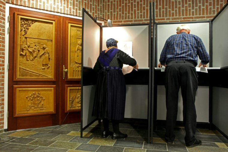 Des électeurs dans un bureau de vote à Staphorst le 9 juillet 2010, aux Pays-Bas ( AFP / ANOEK DE GROOT )