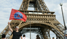 Un supporter du PSG devant la tour Eiffel, le 31 mai 2026 à Paris ( AFP / ROMEO BOETZLE )