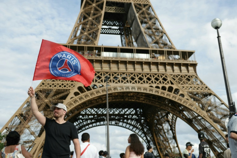 Un supporter du PSG devant la tour Eiffel, le 31 mai 2026 à Paris ( AFP / ROMEO BOETZLE )