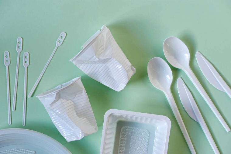 Entreprises : quels articles en plastique à usage unique ne pouvez-vous plus utiliser en 2025 ? / iStock.com - Harry Wedzinga