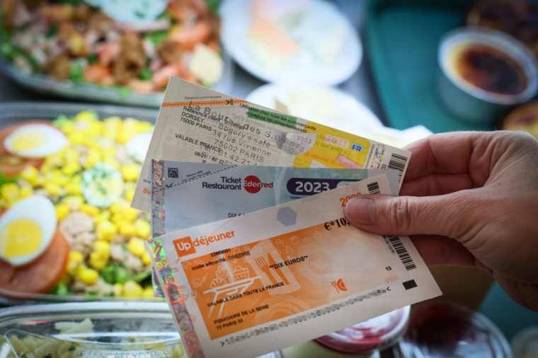 En raison de la dématérialisation du service, les titres-restaurant en format papier sont voués à disparaitre totalement à l'horizon 2027 (illustration) ( AFP / ALAIN JOCARD )