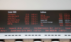 Un écran affiche les fluctuations des valeurs des cotations de l'indice du marché suisse (SMI) à la bourse suisse de Zurich
