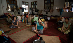 Des femmes déplacées par les combats entre l'armée birmane et l'Armée de l'indépendance kachin (KIA) installées dans un abri sur le terrain d'un monastère à Mandalay, le 16 septembre 2025 en Birmanie ( AFP / Sai Aung MAIN )