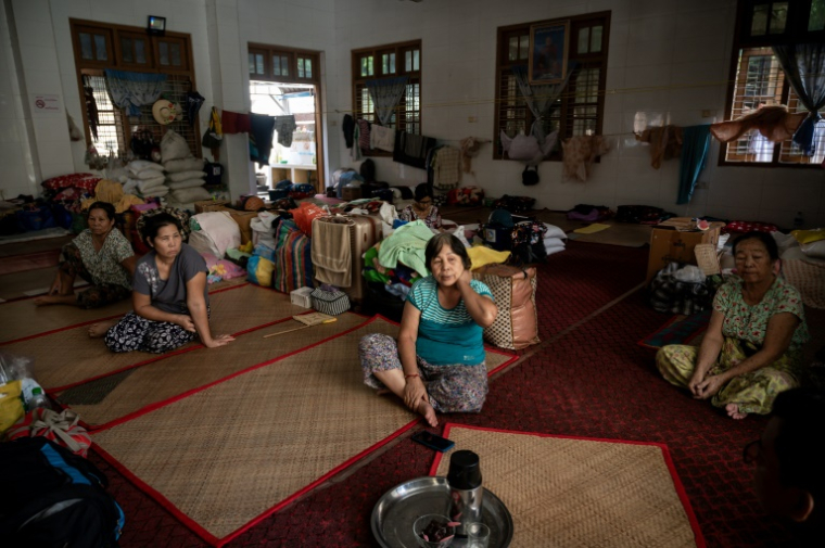 Des femmes déplacées par les combats entre l'armée birmane et l'Armée de l'indépendance kachin (KIA) installées dans un abri sur le terrain d'un monastère à Mandalay, le 16 septembre 2025 en Birmanie ( AFP / Sai Aung MAIN )