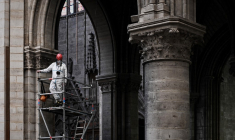 Un ouvrier dans Notre-Dame de Paris un mois après l'incendie, en 2019 (illustration) ( POOL/AFP / PHILIPPE LOPEZ )