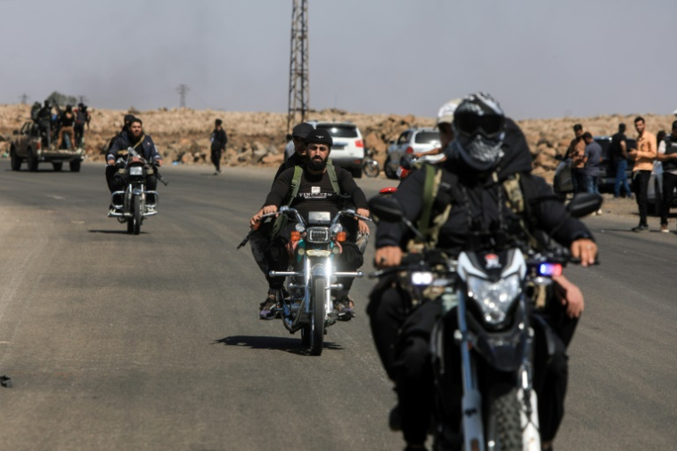 Des combattants de tribus bédouines se rassemblent dans le village d'al-Mazraa, dans le gouvernorat de Soueida, adans le sud de la Syrie, sur fond d'affrontements avec des hommes armés druzes, le 18 juillet 2025 ( AFP / Bakr ALKASEM )