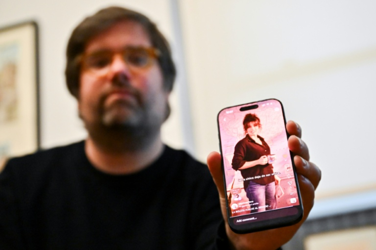 Santiago Siri, créateur d'"El Primer Feca", un média argentin entièrement produit par l'intelligence artificielle, présente la plateforme sur son téléphone portable, lors d'un entretien avec l'AFP à Buenos Aires, le 18 septembre 2026 ( AFP / Luis ROBAYO )