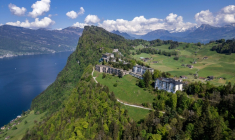 Vue aérienne du complexe hôtelier de luxe du Bürgenstock, surplombant le lac des Quatre-Cantons,  le 10 mai 2026 en Suisse ( AFP / Fabrice COFFRINI )