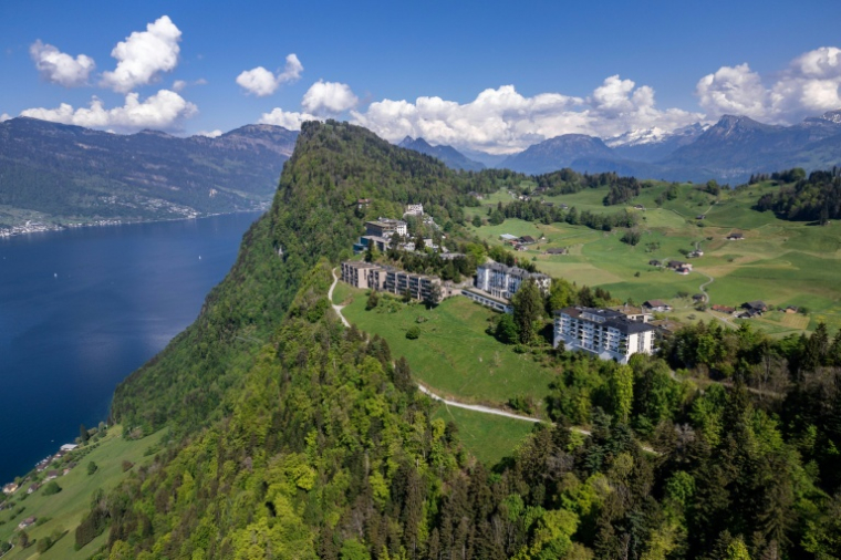 Vue aérienne du complexe hôtelier de luxe du Bürgenstock, surplombant le lac des Quatre-Cantons,  le 10 mai 2026 en Suisse ( AFP / Fabrice COFFRINI )