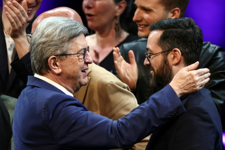 Jean-Luc Melenchon (G) et David Guiraud à Lille le 19 mars 2026 ( AFP / Sameer AL-DOUMY )