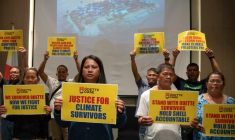 Trixy Elle (c, g) et d'autres survivants du typhon Rai rassemblés lors d'une conférence de presse à Manille, le 11 décembre 2025 aux Philippines ( AFP / Ted ALJIBE )