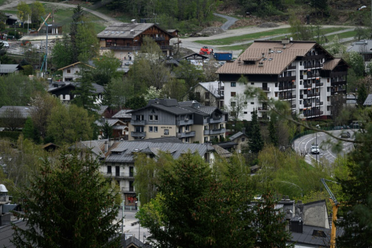 Des chalets et appartements dans le centre-ville de Chamonix, le 24 avril 2025 en Haute-Savoie ( AFP / JEAN-PHILIPPE KSIAZEK )