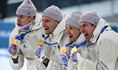 Les Français Eric Perrot, Emilien Jacquelin, Fabien Claude et Quentin Fillon Maillet (de gauche à droite) avec leurs médailles d'or de champions olympiques de relais le 17 février 2026 à Anterselva ( AFP / Marco BERTORELLO )