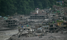 Des maisons endommagées et couvertes de boue au lendemain de crues soudaines à Trishuli, dans le district de Nuwakot, le 6 septembre 2026 au Népal ( AFP / Pedro PARDO )